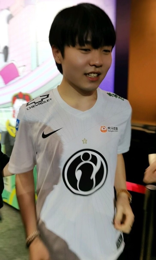 比赛规则变更首场状态出色，日本队观众沸腾！，Rookie重返赛场观众掌声雷动的简单介绍