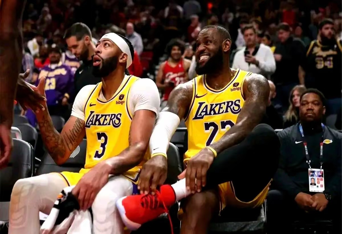 集结日亚冠焦点战；洛杉矶湖人防线松动；压力陡增；身体对抗强度拉满的简单介绍